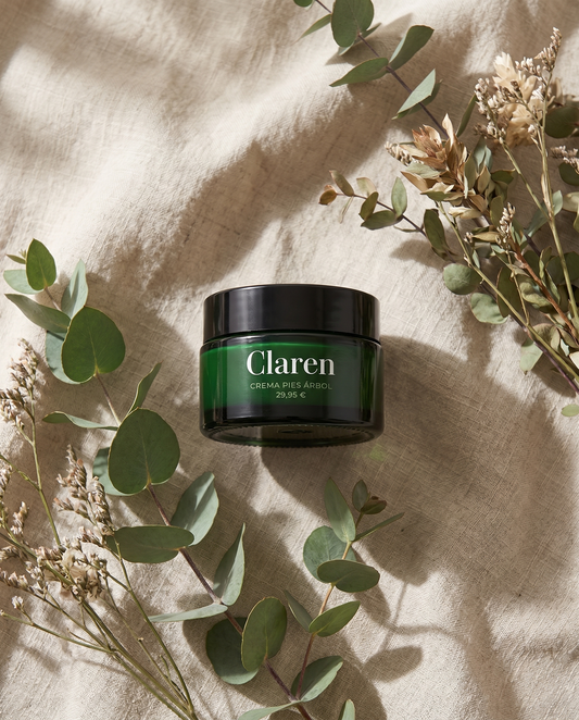 Crema Claren sobre tela de lino natural con ramas de eucalipto