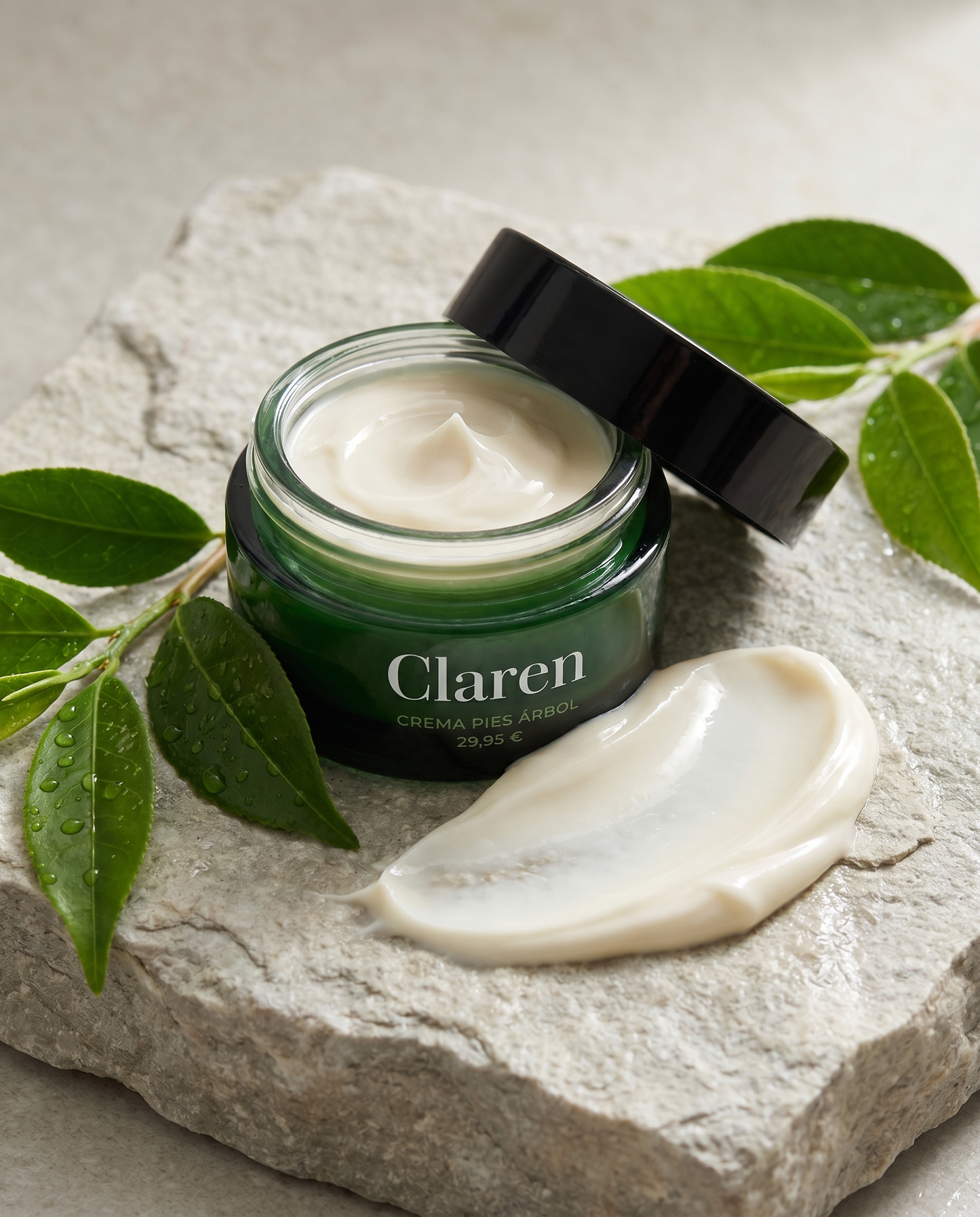 Textura de la crema Claren para pies sobre piedra natural con hojas verdes
